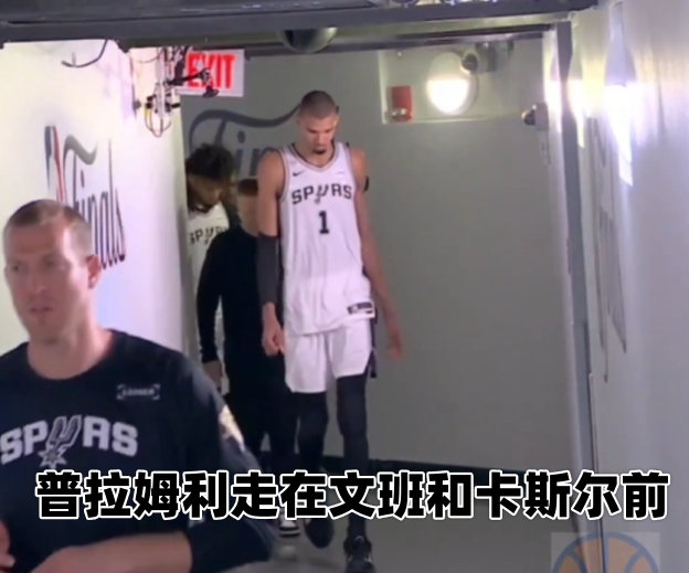 文班失投后离场 马刺仅三人与尼克斯致意