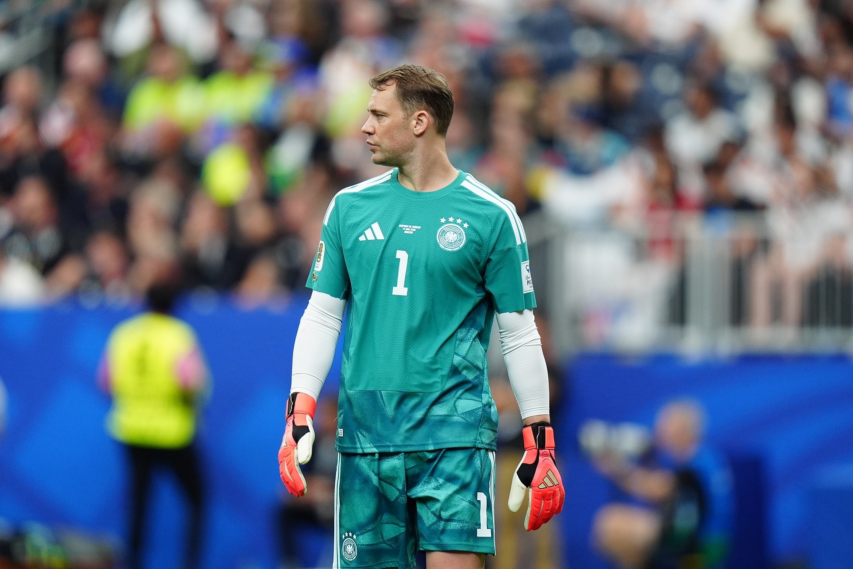 诺伊尔解锁五届世界杯,FIFA定制“传承”臂章现身 诺伊尔解锁五届世界杯,FIFA定制“传承”臂章现身