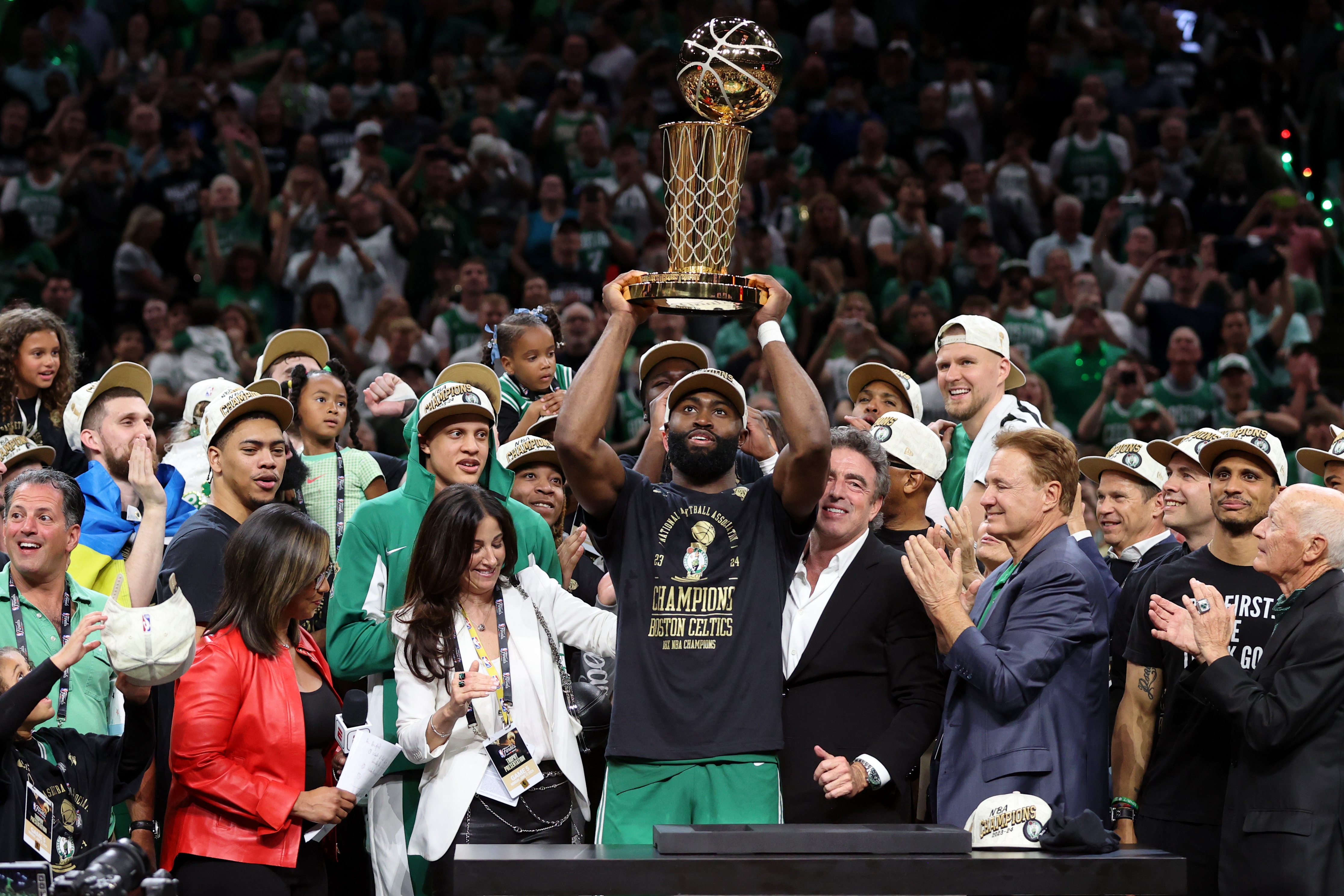 绿军18冠封王：布朗20.8+5.4+5荣膺FMVP