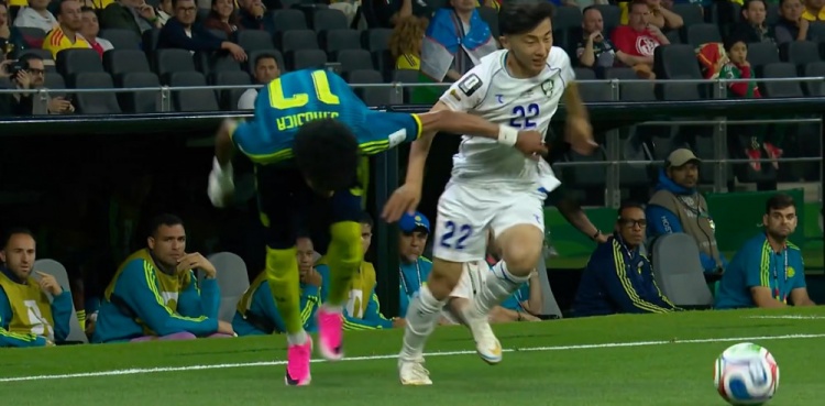 穆尼奥斯扭身垫射破门 哥伦比亚半场1-0乌兹别克斯坦