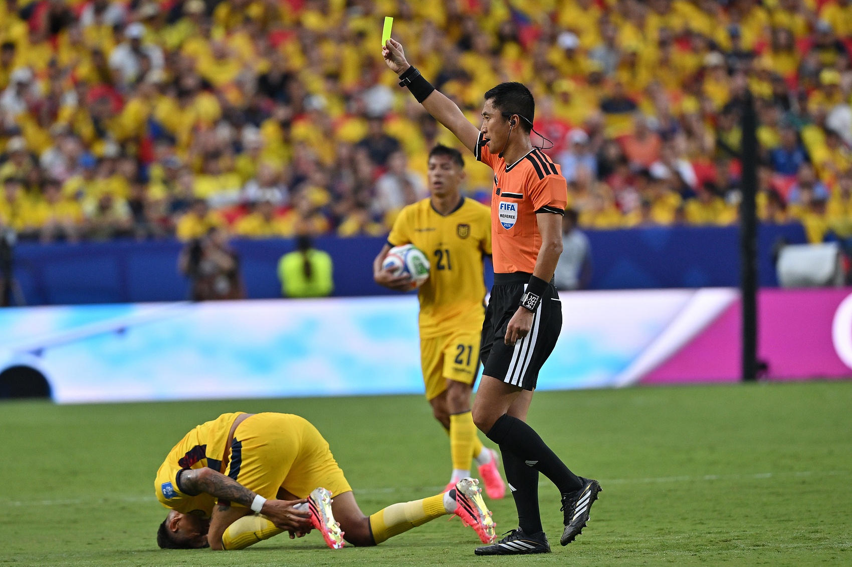 马宁世界杯主裁首秀获FIFA肯定：6黄控场零争议