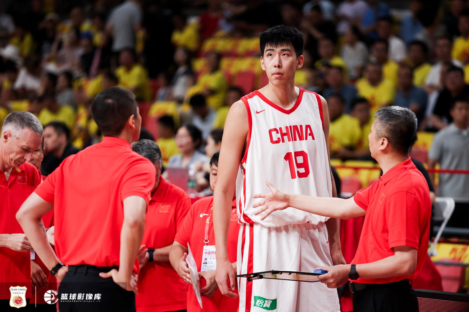四战两胜两负，中国男篮热身赛暴露前场篮板致命短板
