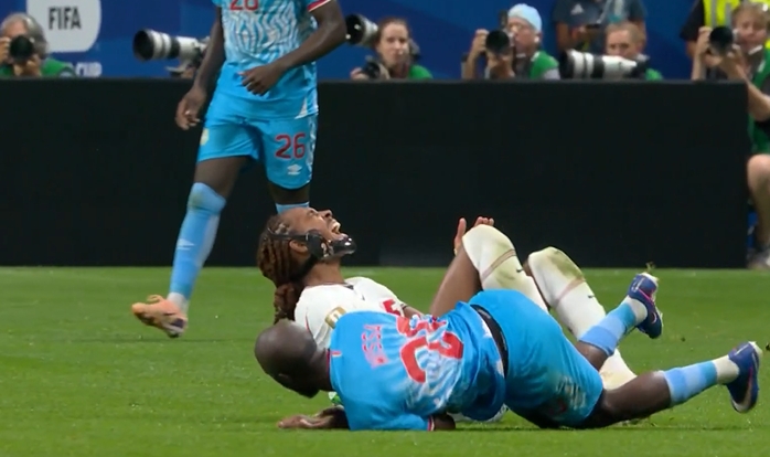 对脚双双倒地 斯彭斯维萨痛苦捂脚 对脚双双倒地 斯彭斯维萨痛苦捂脚