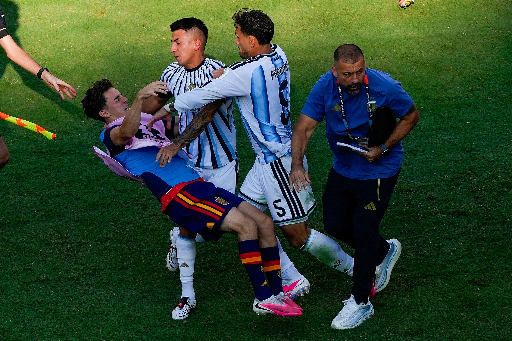 FIFA正式起诉阿根廷三人 莫利纳帕雷德斯面临暴力指控