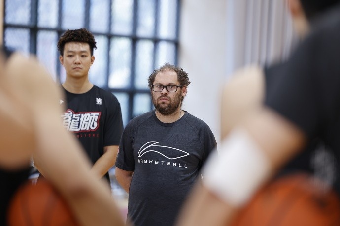 帕金斯凌晨抵穗下午带队开练 广州龙狮换帅首训完成