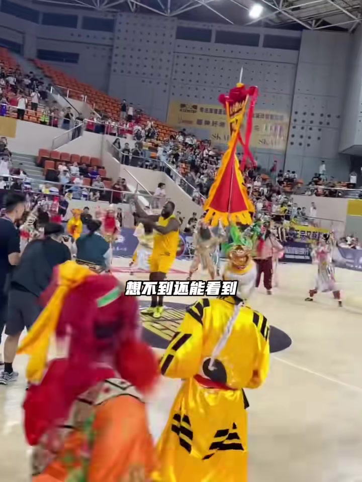 追梦中国行潮汕站现场加入英歌舞表演 追梦中国行潮汕站现场加入英歌舞表演