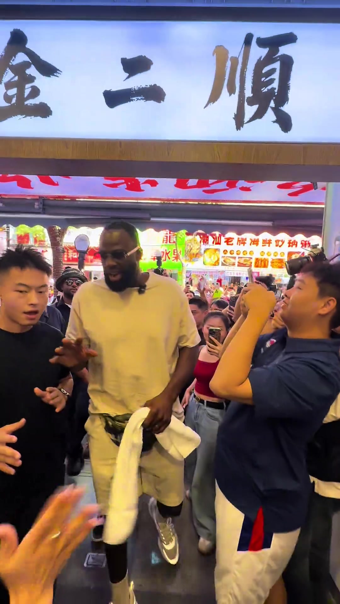 追梦潮汕玩起砂煲大肉丸乒乓球致敬《食神》 追梦潮汕玩起砂煲大肉丸乒乓球致敬《食神》