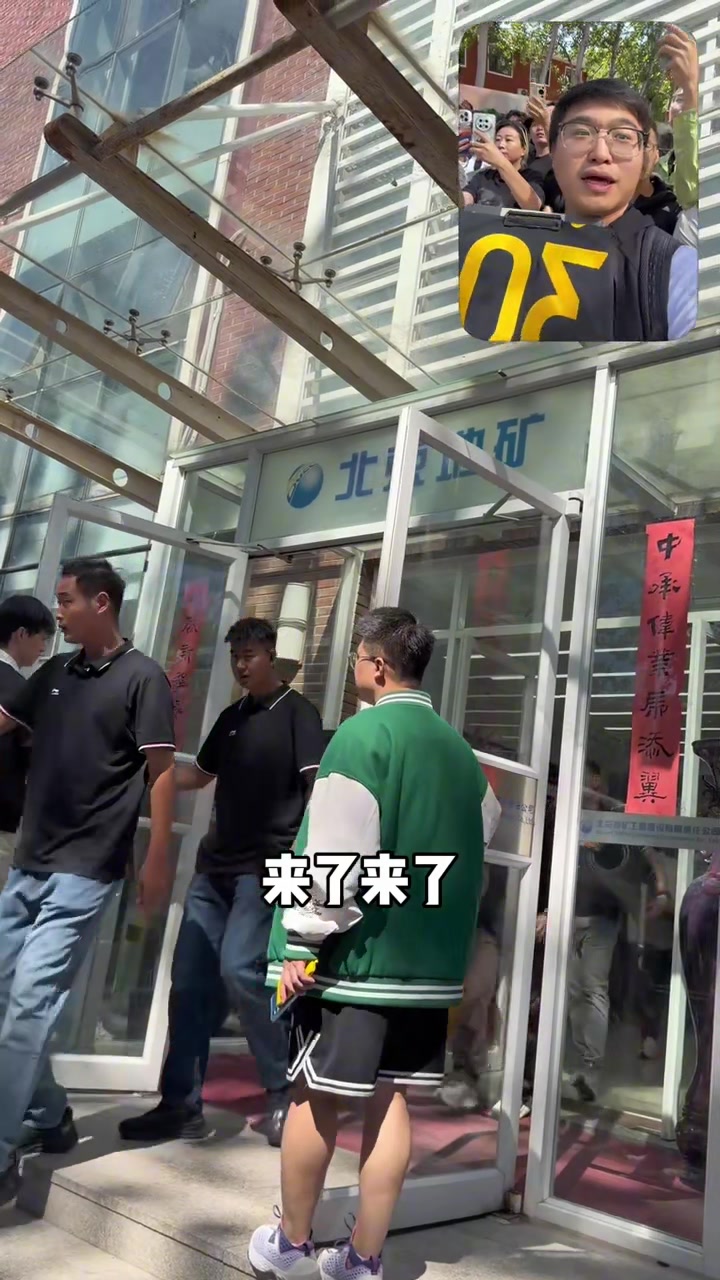 库里互动签名时罕见生气连续要求球迷退后!无奈秩序混乱只能离开 库里互动签名时罕见生气连续要求球迷退后!无奈秩序混乱只能离开