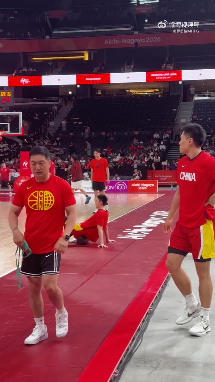 记者:赵嘉义&李弘权出场热身 将出战中国男篮与日本男篮的比赛 记者:赵嘉义&李弘权出场热身 将出战中国男篮与日本男篮的比赛