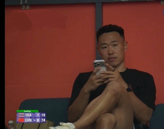 上赛季MVP!贺希宁现场观战亚运会女排半决赛中国VS泰国的比赛 上赛季MVP!贺希宁现场观战亚运会女排半决赛中国VS泰国的比赛