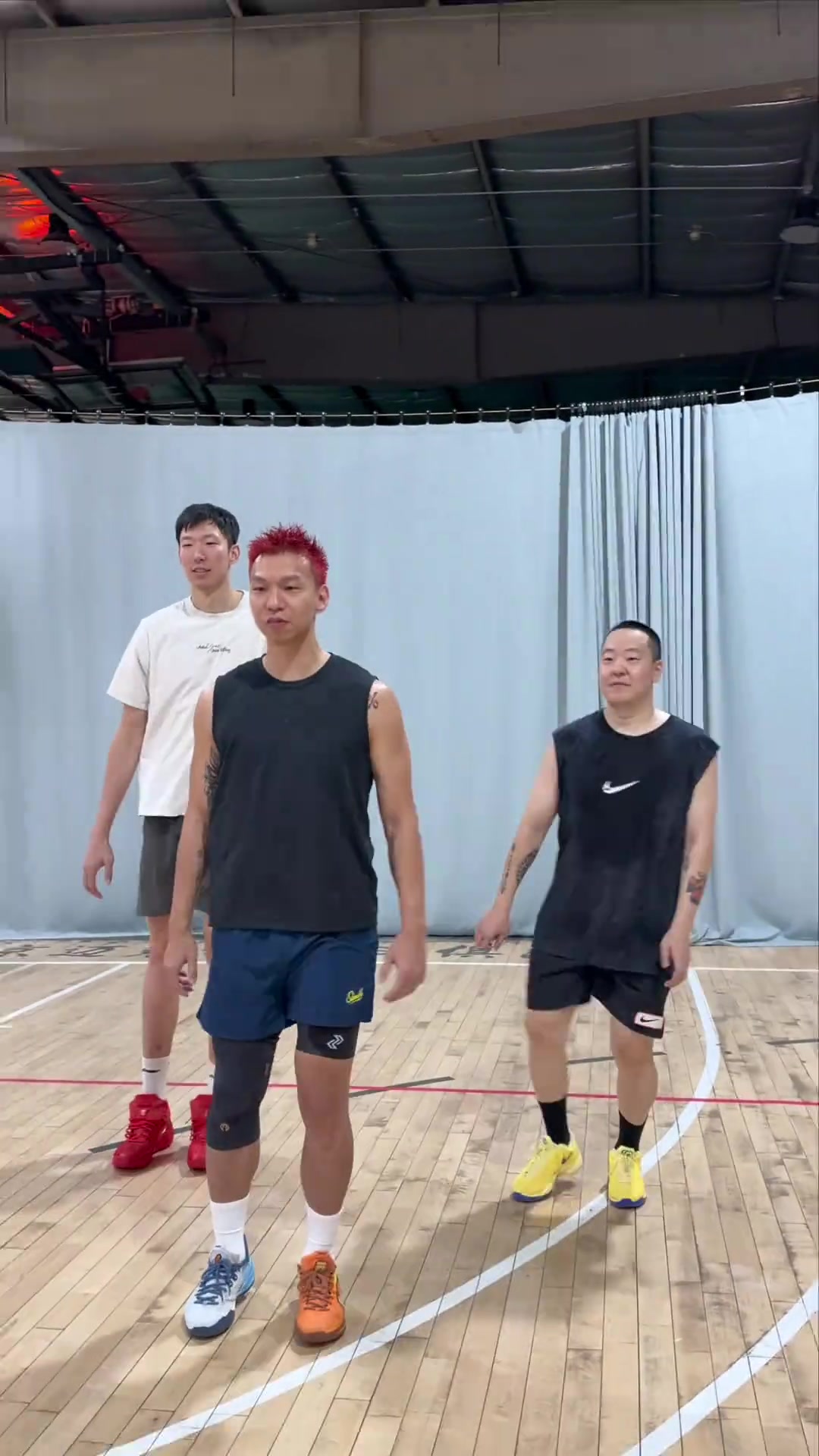 许涛与周琦共创趣味视频:带中国第一中锋学习一下闪身步 许涛与周琦共创趣味视频:带中国第一中锋学习一下闪身步