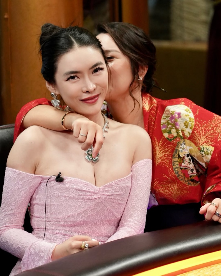 又一次同框了！美女牌手All In姐晒与库里牌桌前同框合照