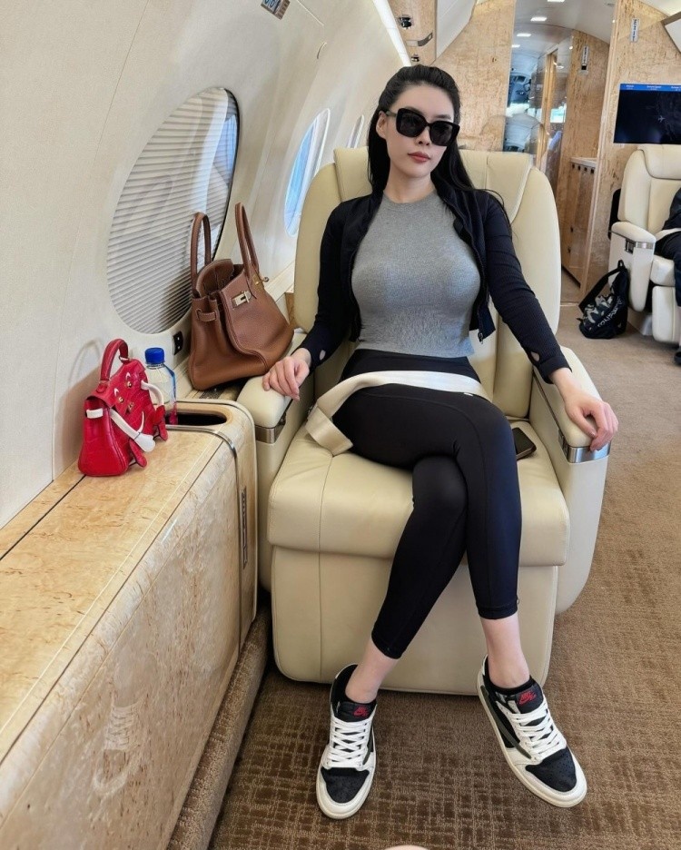 又一次同框了！美女牌手All In姐晒与库里牌桌前同框合照