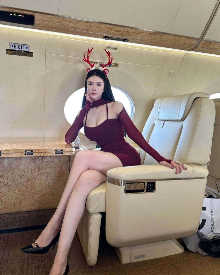 又一次同框了！美女牌手All In姐晒与库里牌桌前同框合照