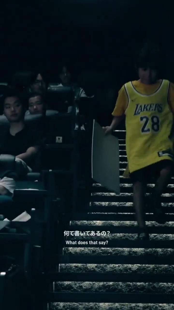 😅尴尬!八村塁现场“剥”下小球迷湖人球衣 强行换上快船战袍 😅尴尬!八村塁现场“剥”下小球迷湖人球衣 强行换上快船战袍